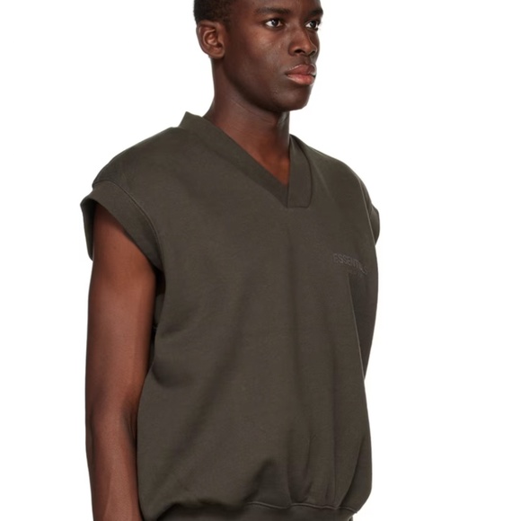 V neck by Fear of God ESSENTIALS - Picture 2 of 9